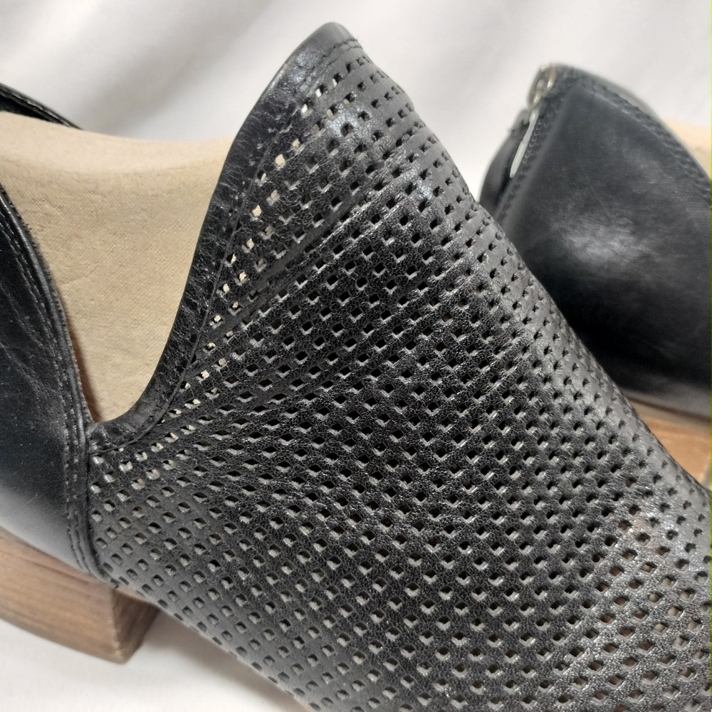 Sofft Canobie Black Ankle Booties; Perforated Leather Back Zip Low Block Heel - Picture 2 of 8